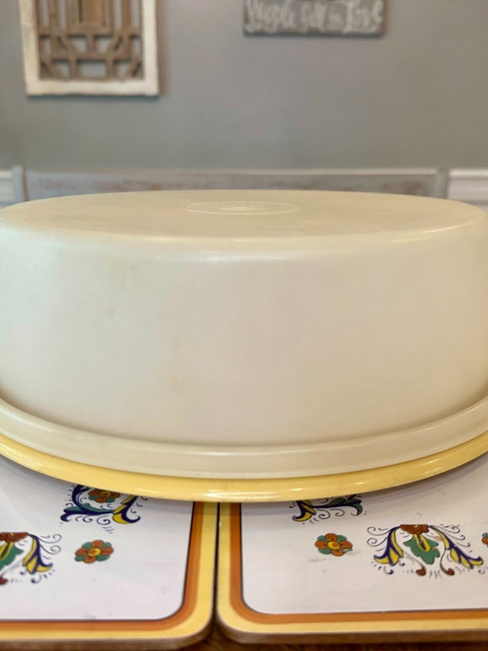 vintage Tupperware round cake and pie carrier in Harvest Gold